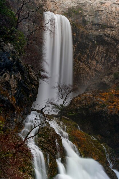 Waterval bij de bron van de rivier de mundo