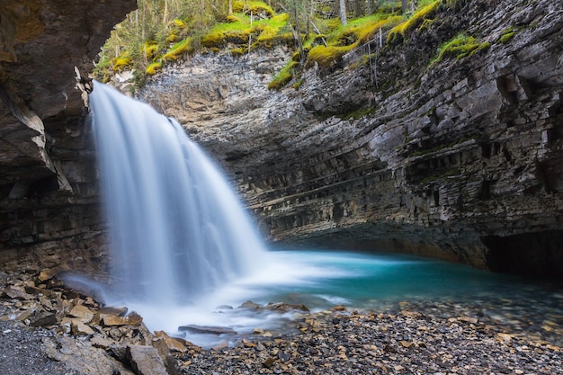 Waterval bij de Johnston Canyon in Banff Canada