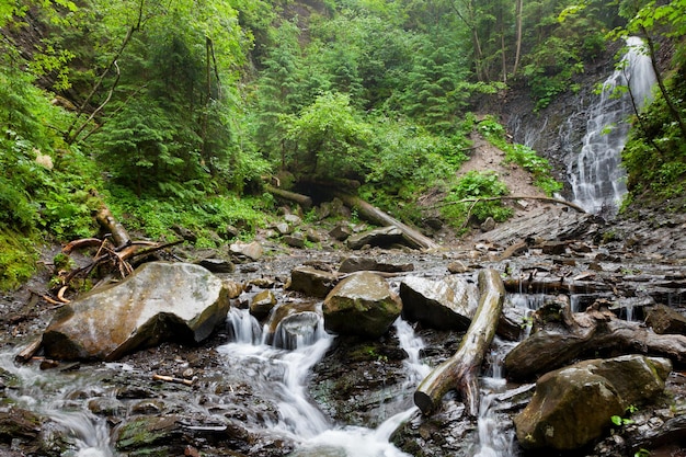 Waterval bij regenachtig weer