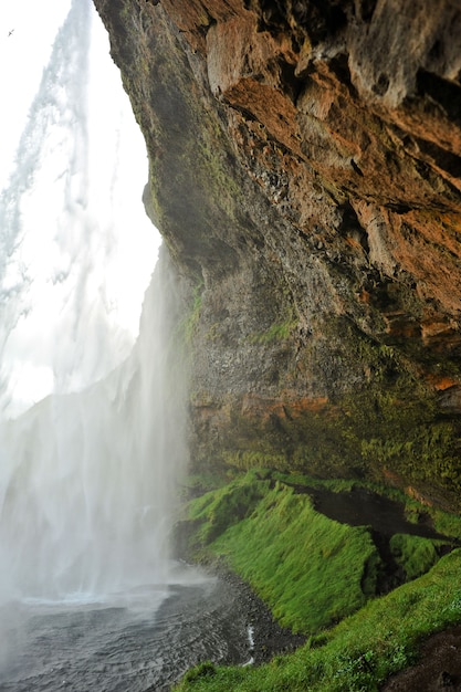 Waterval die op sommige rotsen