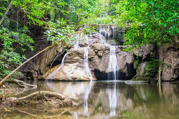 Waterval diep bos schilderachtig natuurlijk