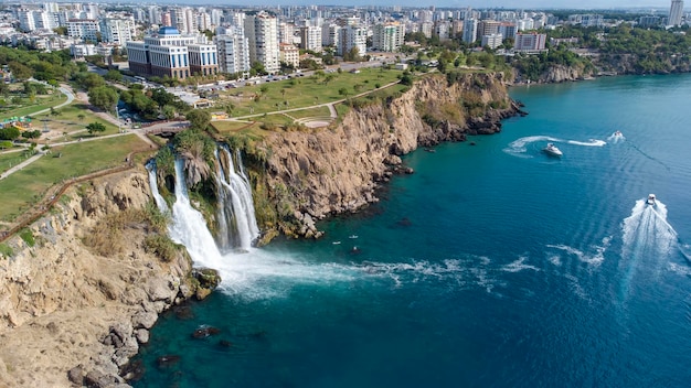 Waterval Duden Karpuzkaldiran selalesi die in de Middellandse Zee valt Waterval die in zee valt Waterval stream Luchtfoto drone schieten Antalya Turkije