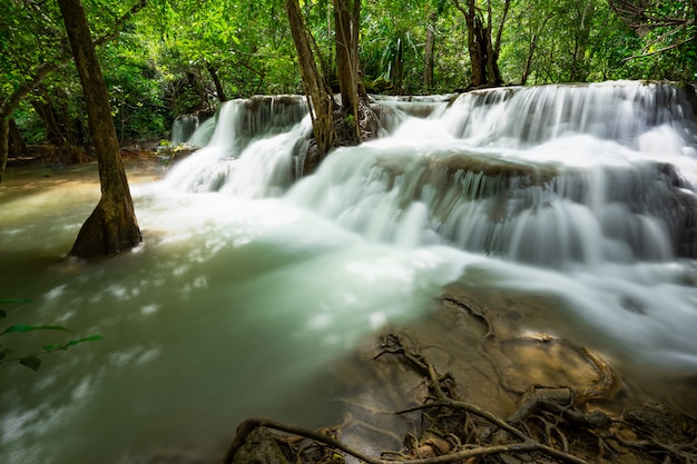 Foto waterval en blauwe stroom in het bos