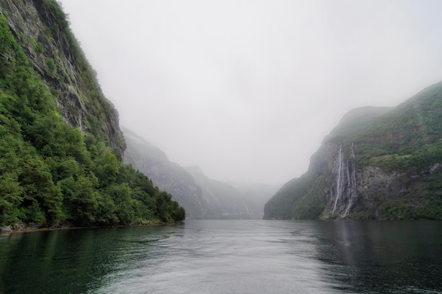 Waterval en fjord