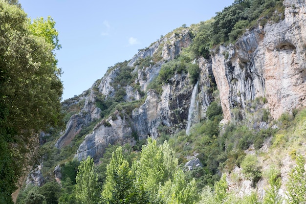 Waterval en heuvel in Tobera, Frias, Spanje