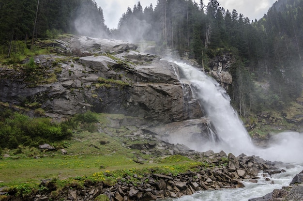 Waterval en rotsen