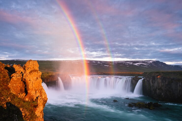 Waterval Godafoss en regenboog, IJsland