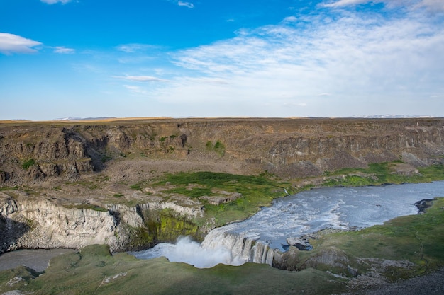 Foto waterval hafragilsfoss in jokulsa-rivier in jokulsargljufur in ijsland