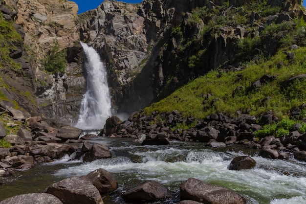 Waterval in bergen Altay. Mooi natuurlandschap. Populaire toeristische distinatie.