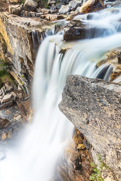 Waterval in de bergen bij jaspis canada