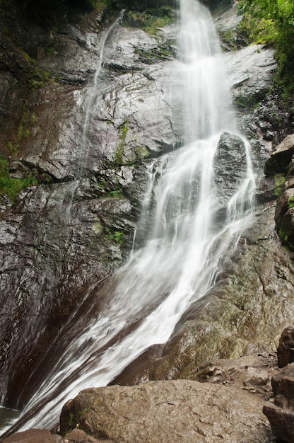 Waterval in de bergen, lange blootstelling, natuurlijke achtergrond