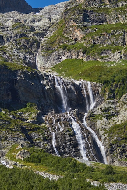 Waterval in de bergen van de Kaukasus, smeltende gletsjerrug Arkhyz, watervallen van Sofia. Mooie hoge bergen van Rusland