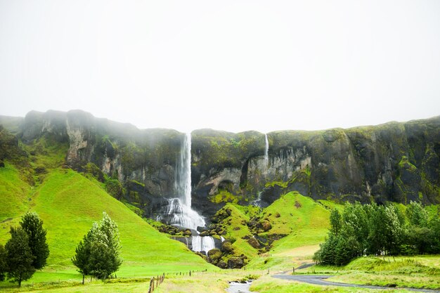 Waterval in de bergen. zuid ijsland. prachtig zomers landschap