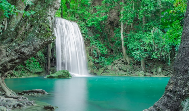 Waterval in de herfstbos bij Erawan-waterval Nationaal Park, Thailand