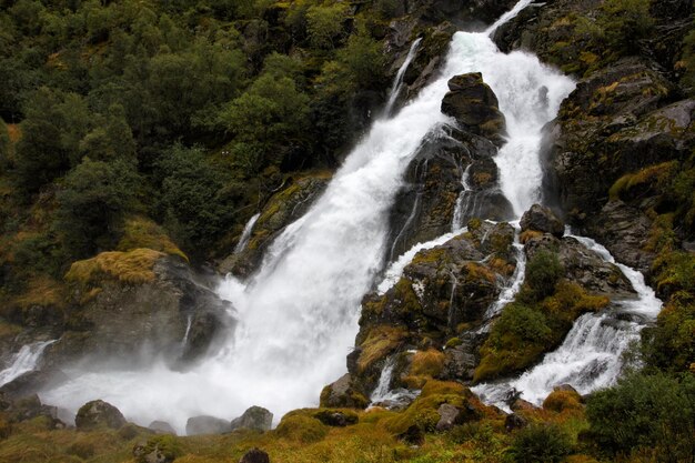 Waterval in de herfstbossen, Briksdalen, Noorwegen