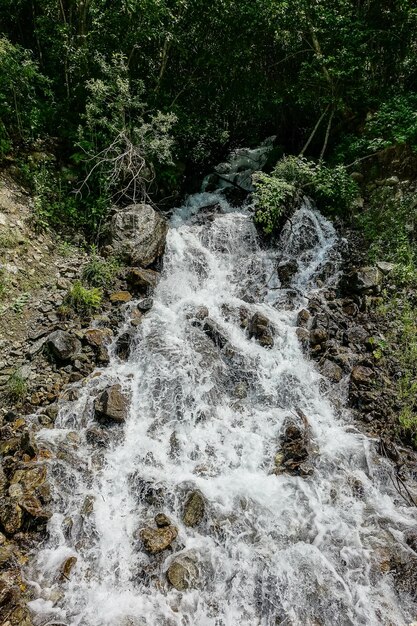 Waterval in de kloof van de cherek-rivier in de buurt van het ushtulu-kanaal kaukasus juni 2021