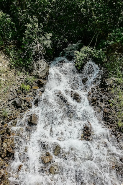 Waterval in de kloof van de Cherek-rivier in de buurt van het Ushtulu-kanaal Kaukasus juni 2021