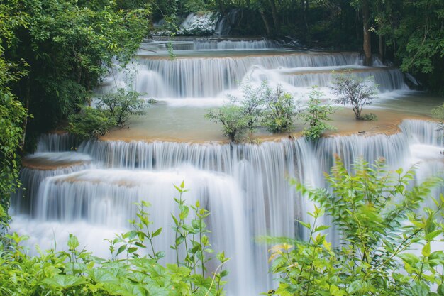 Waterval in de lente van Thailand.