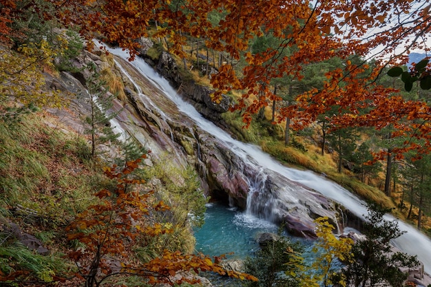 Waterval in de Pineta-vallei Ordesa en Monte Perdido Nationaal Park Spanje