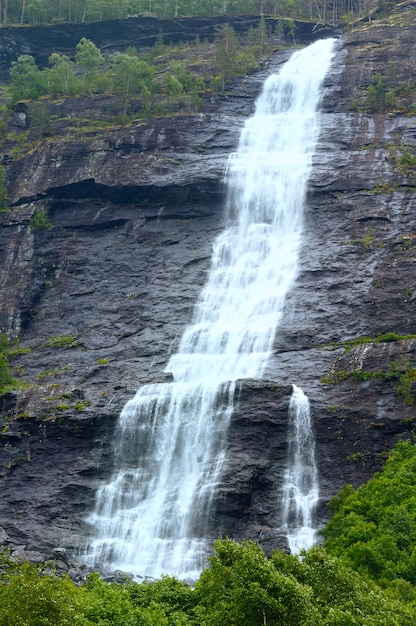 Waterval in de zomerberg