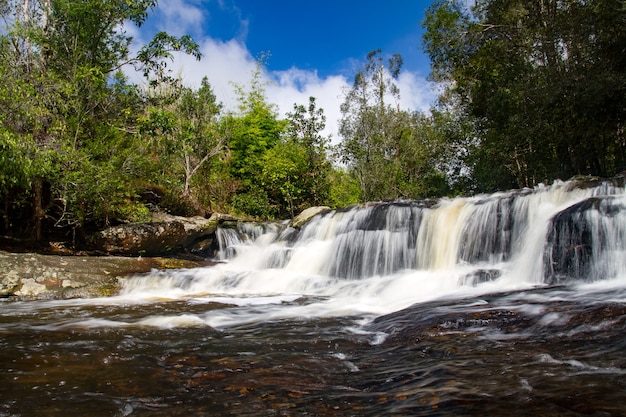 waterval in diep bos in Thailand