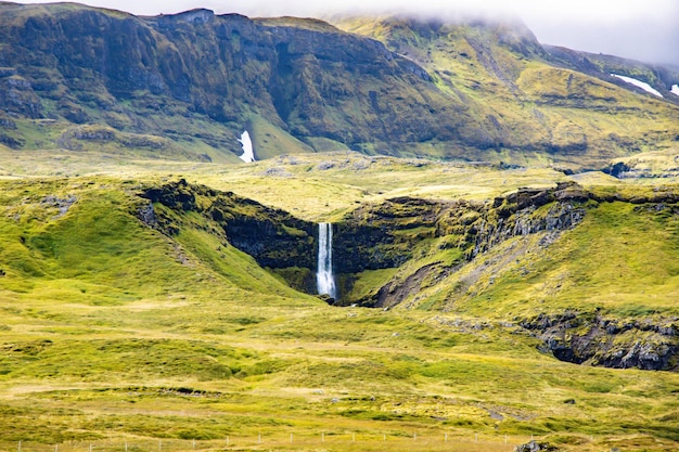 Waterval in Grundarfjrur IJsland in de zomer van augustus