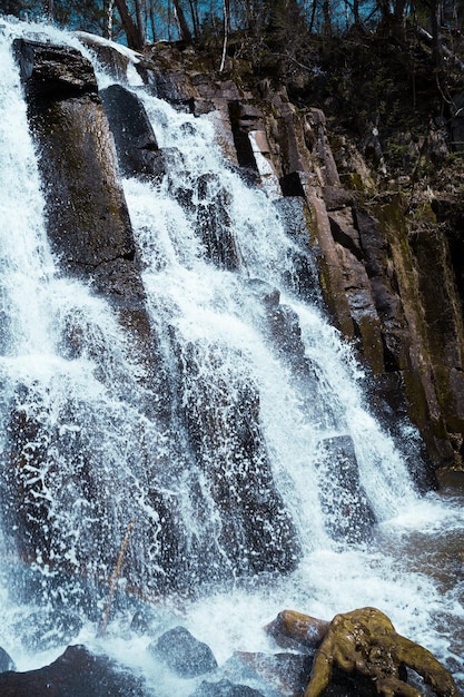 waterval in herfstbos