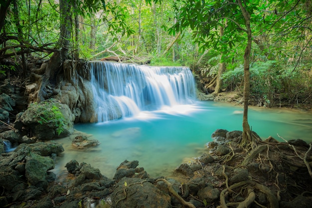 Waterval in het bos bij de waterval Nationaal Park van Huay Mae Kamin, Thailand