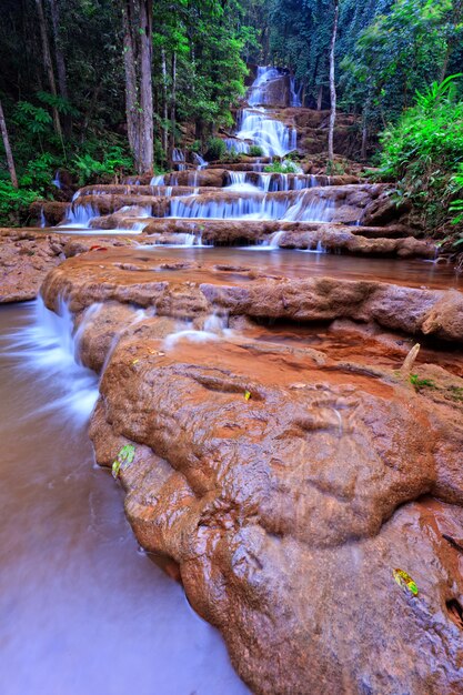 Waterval in het bos van Noord-Thailand