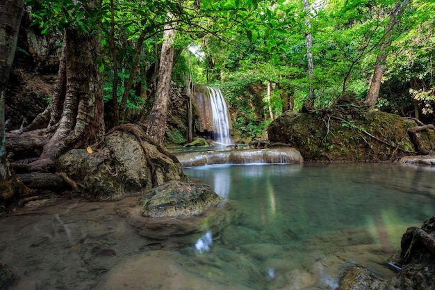 waterval in het bosErawan waterval