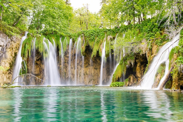 Waterval in het nationale park van de plitvicemeren in zomer-kroatië