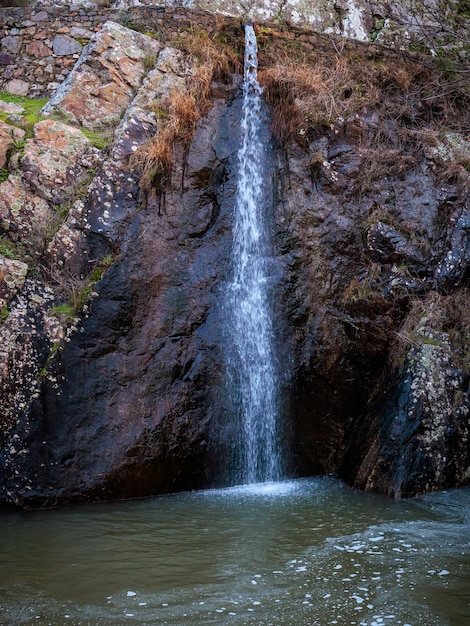 Waterval in het natuurlijke zwembad van Penha Garcia. Portugal.