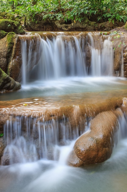 Waterval in het tropische bos