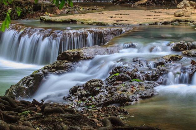 Waterval in het tropische bos