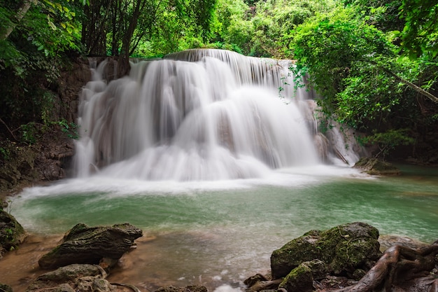 Waterval in tropisch bos bij Erawan-nationale park Kanchanaburi-provincie, Thailand