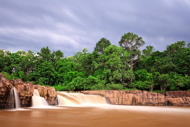 Waterval in tropisch woud, ten noorden van Thailand