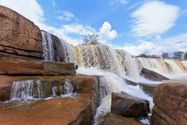 Waterval in tropisch woud, ten noorden van thailand