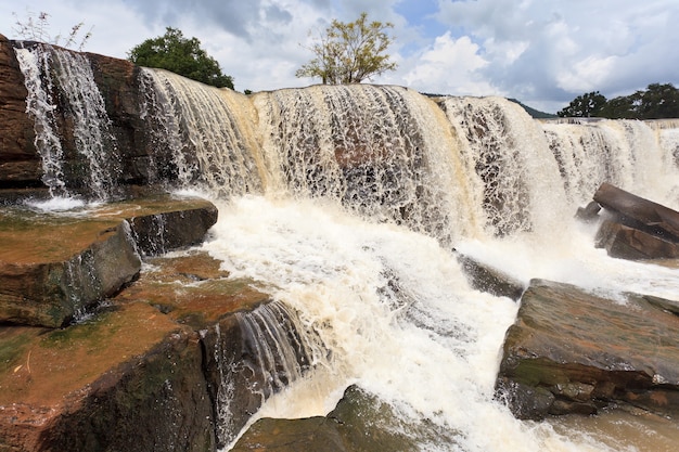 Waterval in tropisch woud, ten noorden van Thailand