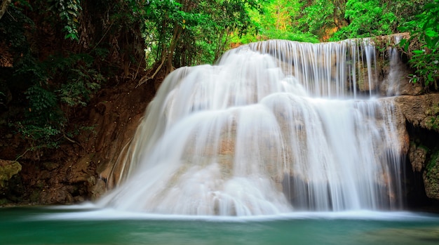 Waterval in tropisch woud, ten westen van Thailand