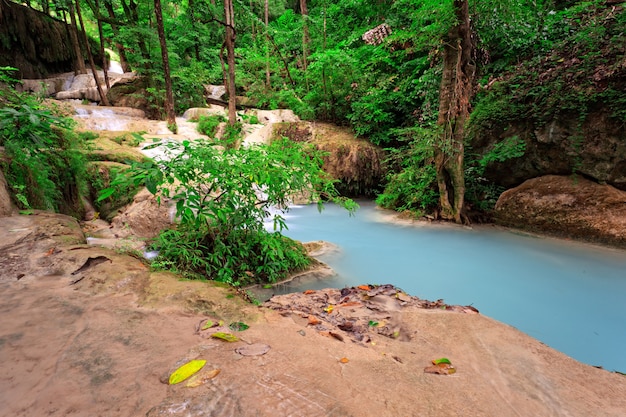 Waterval in tropisch woud, ten westen van Thailand