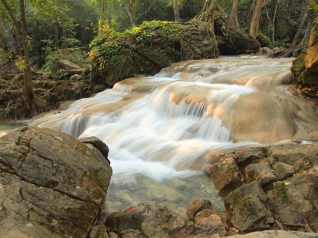 Waterval met water dat rond stroomt