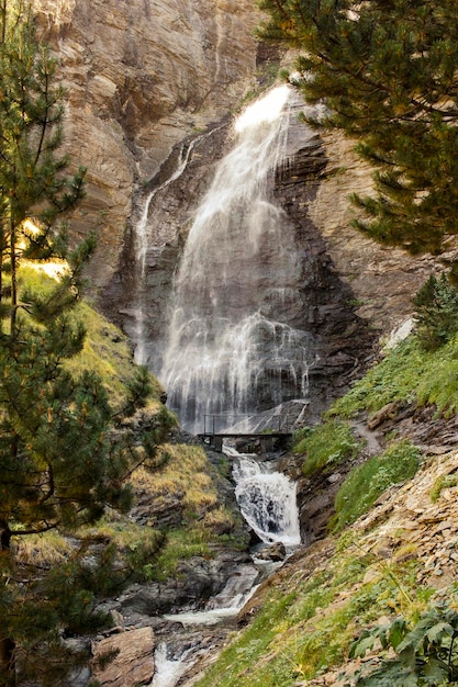 Waterval midden in de natuur