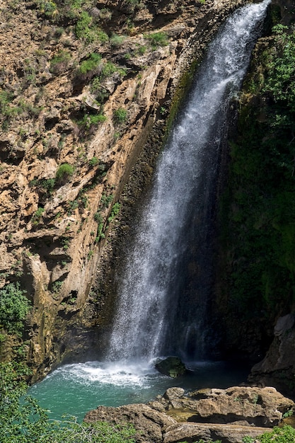 Waterval onder de nieuwe brug in Ronda, Spanje