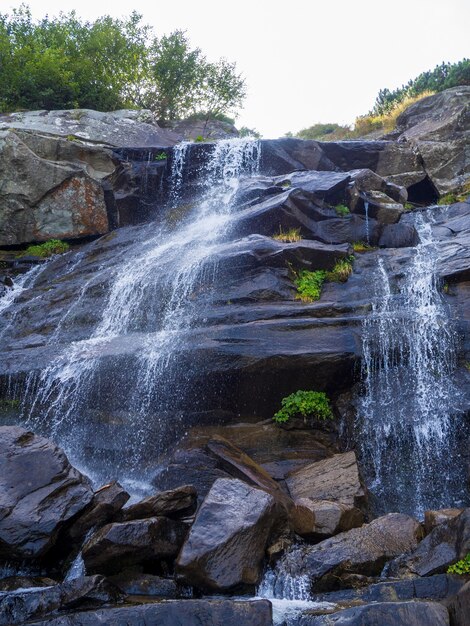 Waterval onder de top van hoverla