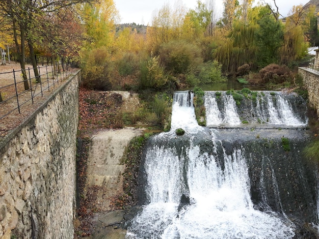 Waterval op de castril rivier in de herfst