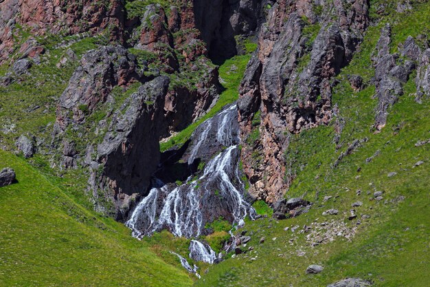 Waterval op de rotsachtige hellingen van de bergen van de Kaukasus in Rusland.