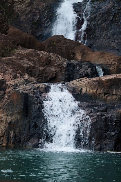 Foto waterval op vulkanische rotsen