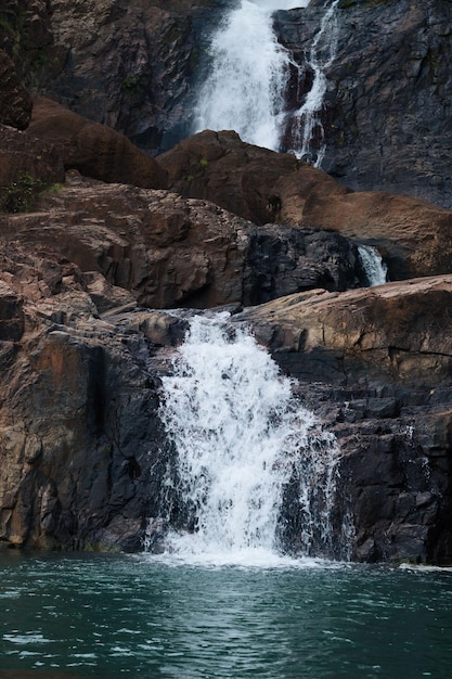 Waterval op vulkanische rotsen