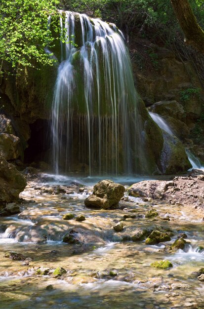 Waterval "Sribni Struji" (zilverachtige filamenten). Krim, Oekraïne. Blootstelling op lange termijn.