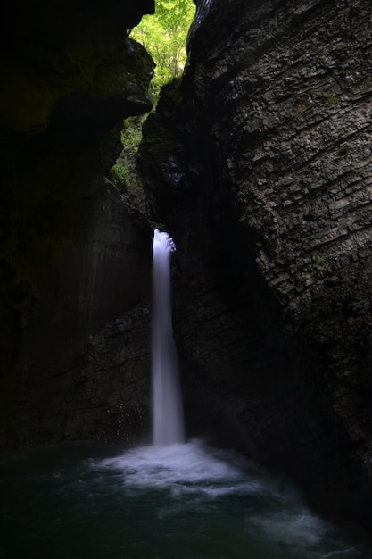 Waterval te midden van rotsachtige bergen